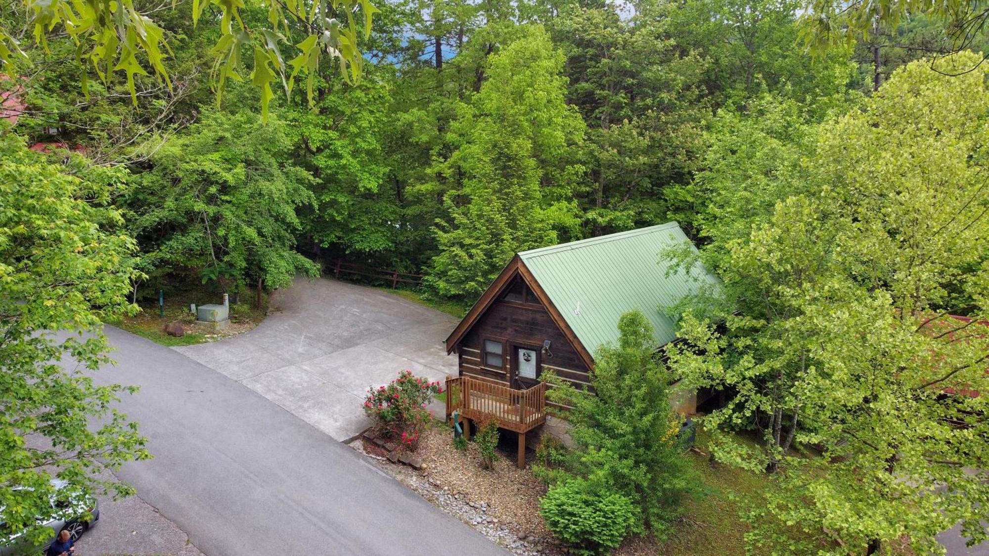 Cozy Cabin! Hot Tub, King Bed, Fireplace, & Pool Gatlinburg Dış mekan fotoğraf