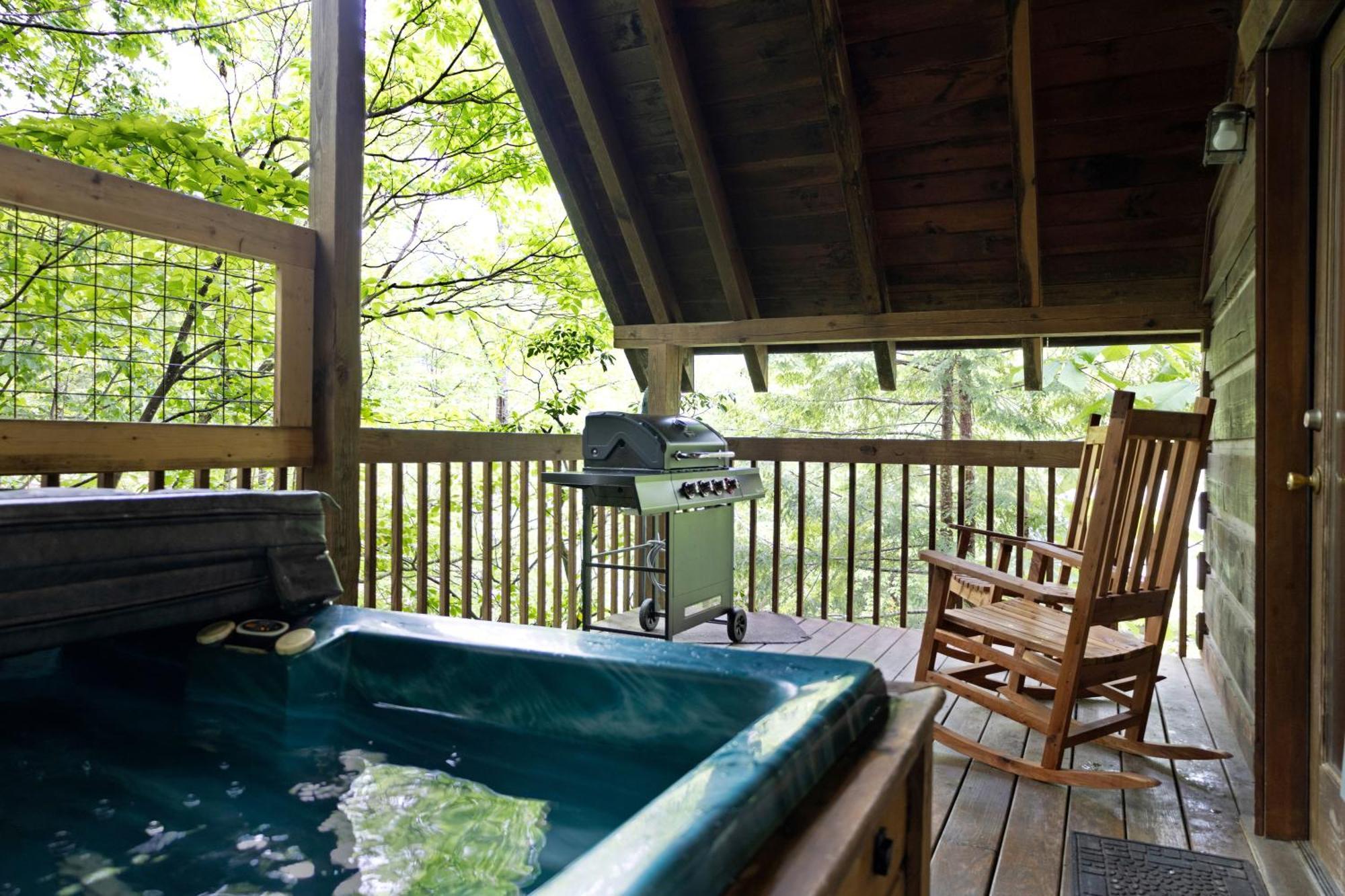 Cozy Cabin! Hot Tub, King Bed, Fireplace, & Pool Gatlinburg Dış mekan fotoğraf