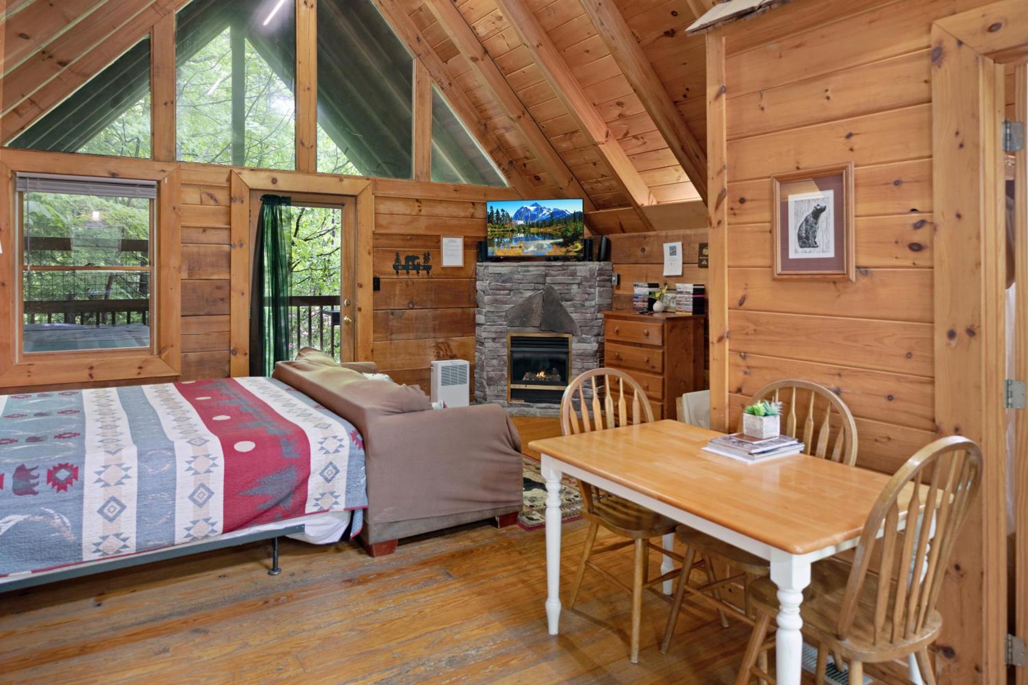 Cozy Cabin! Hot Tub, King Bed, Fireplace, & Pool Gatlinburg Dış mekan fotoğraf