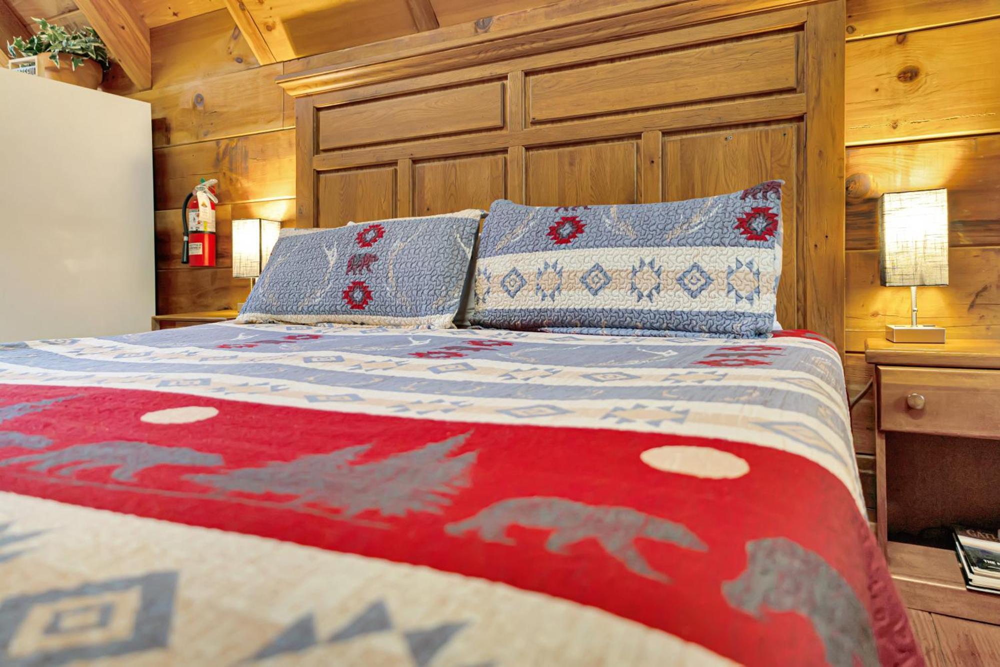 Cozy Cabin! Hot Tub, King Bed, Fireplace, & Pool Gatlinburg Dış mekan fotoğraf